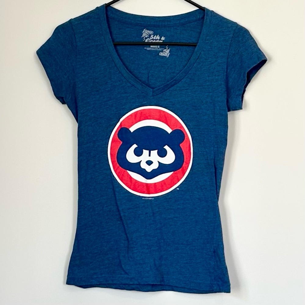Chicago Cubs Blue V-Neck Graphic Tee - Size: Medium